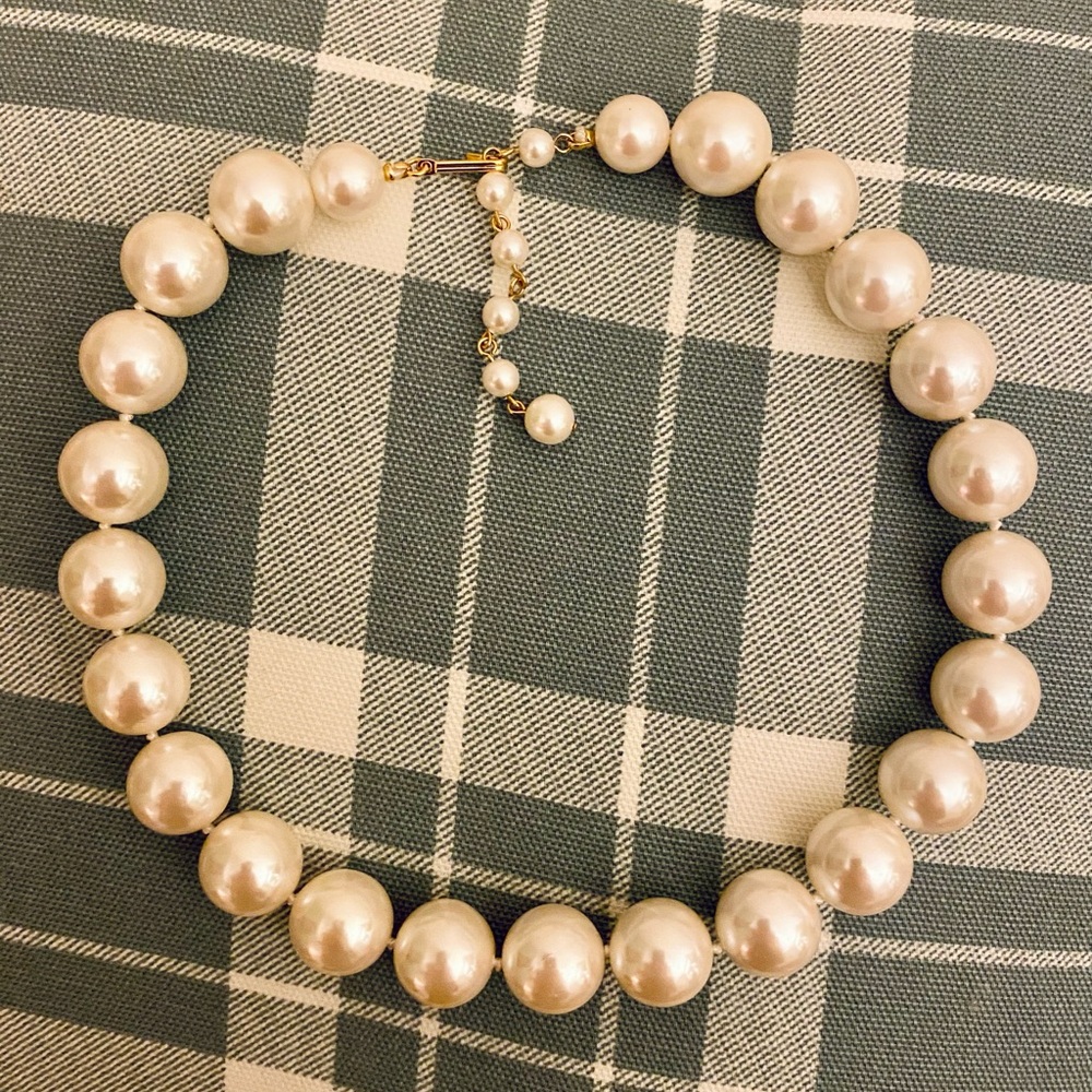Vintage oversized faux pearl choker
